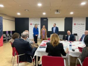 Mesa de diálogo mercados inclusivos en el sector tecnológico, foto de la presentación de la mesa por parte de Presidente Asamblea Cruz Roja y presidenta y vicepresidenta de Ramal Asturias.